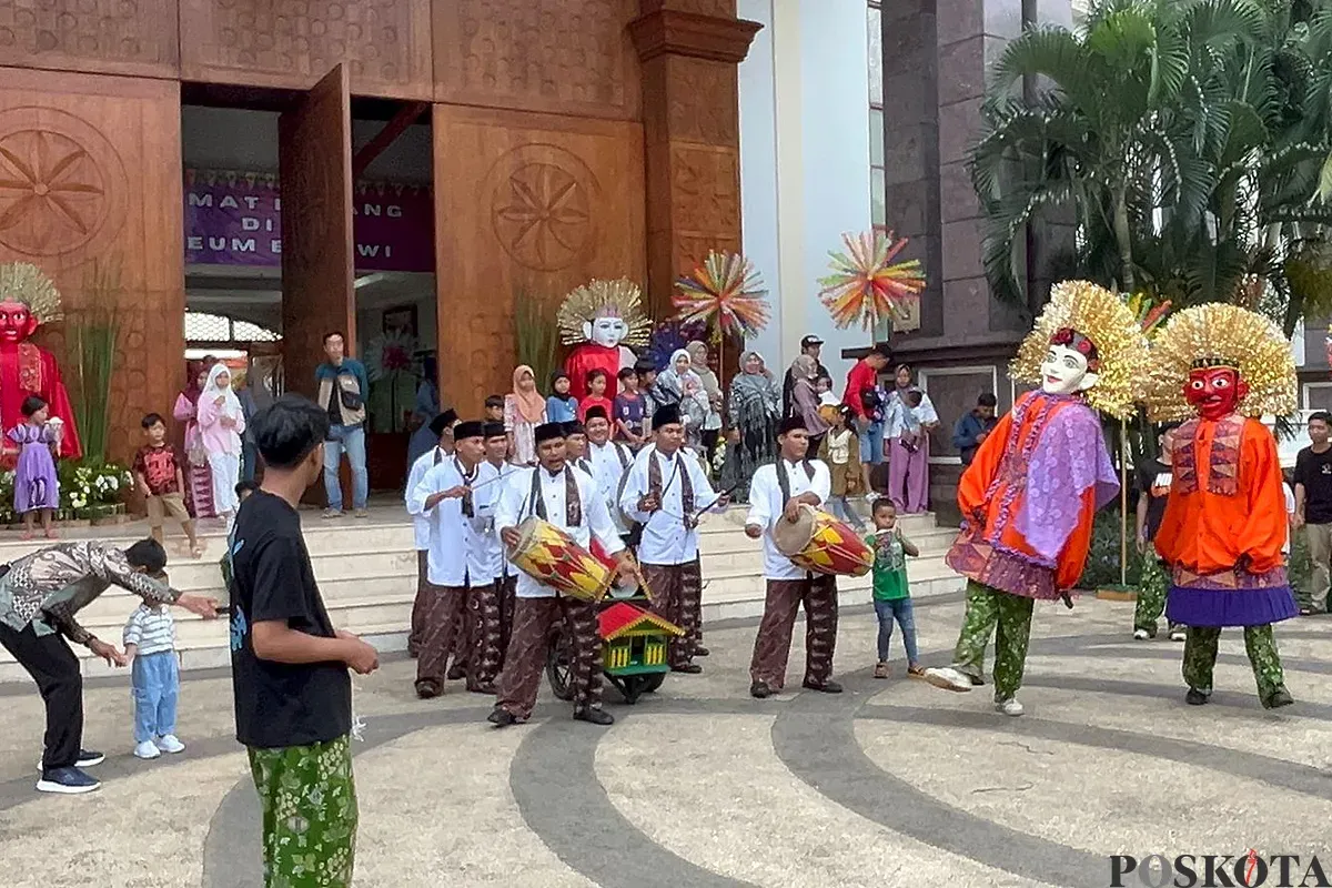 Ondel-ondel, salah satu kesenian yang ditampilkan di Perkampungan Budaya Betawi, Setu Babakan, Jakarta Selatan, Sabtu 21 Juni 2025. (Sumber: POSKOTA | Foto: M Tegar Jihad)