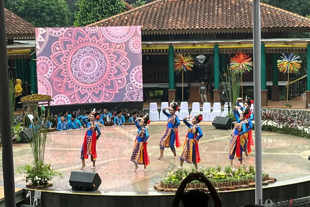 Staf Satuan Pelaksana Edukasi dan Informasi Unit Pengelola Perkampungan Betawi, Riri. (Sumber: POSKOTA | Foto: M Tegar Jihad)