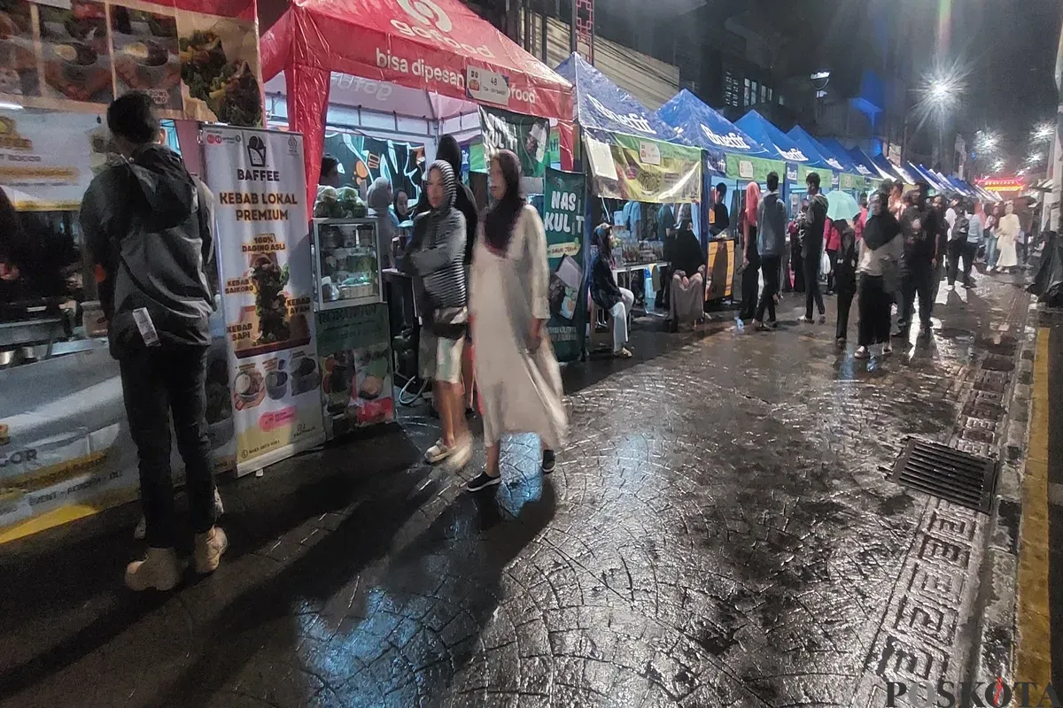 Jalan Surya Kencana Kota Bogor dipenuhi 150 tenant usaha dan pengunjung dalam gelaran "Bogor Suka-Suka", Jumat malam, 20 Juni 2025. (Sumber: Poskota/Sekar Putri Andini)