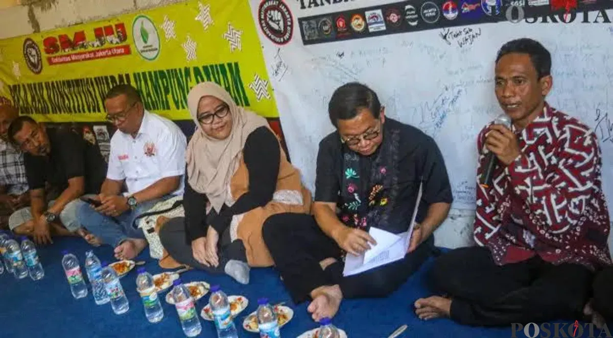 Ketua Kelompok Tani Madani Kampung Bayam, Furqon saat menerima kunjungan Gubernur Jakarta, Pramono Anung. (Sumber: Poskota/Pandi Ramedhan)