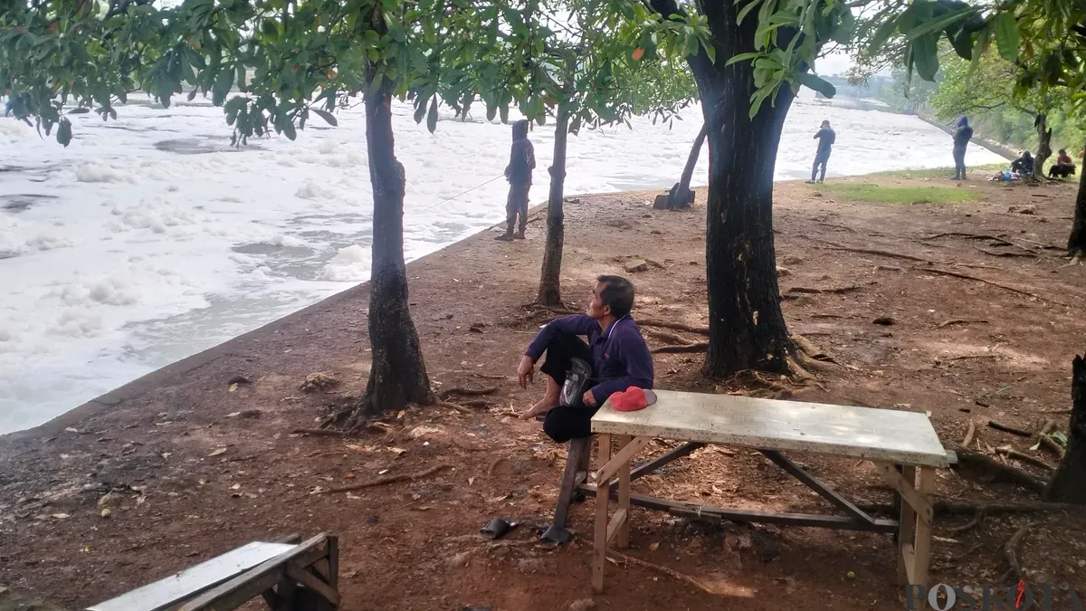 Limbah busa di pintu air 3 Marunda, Banjir Kanal Timur, Jakarta Utara. (Sumber: Poskota/M. Tegar Jihad)