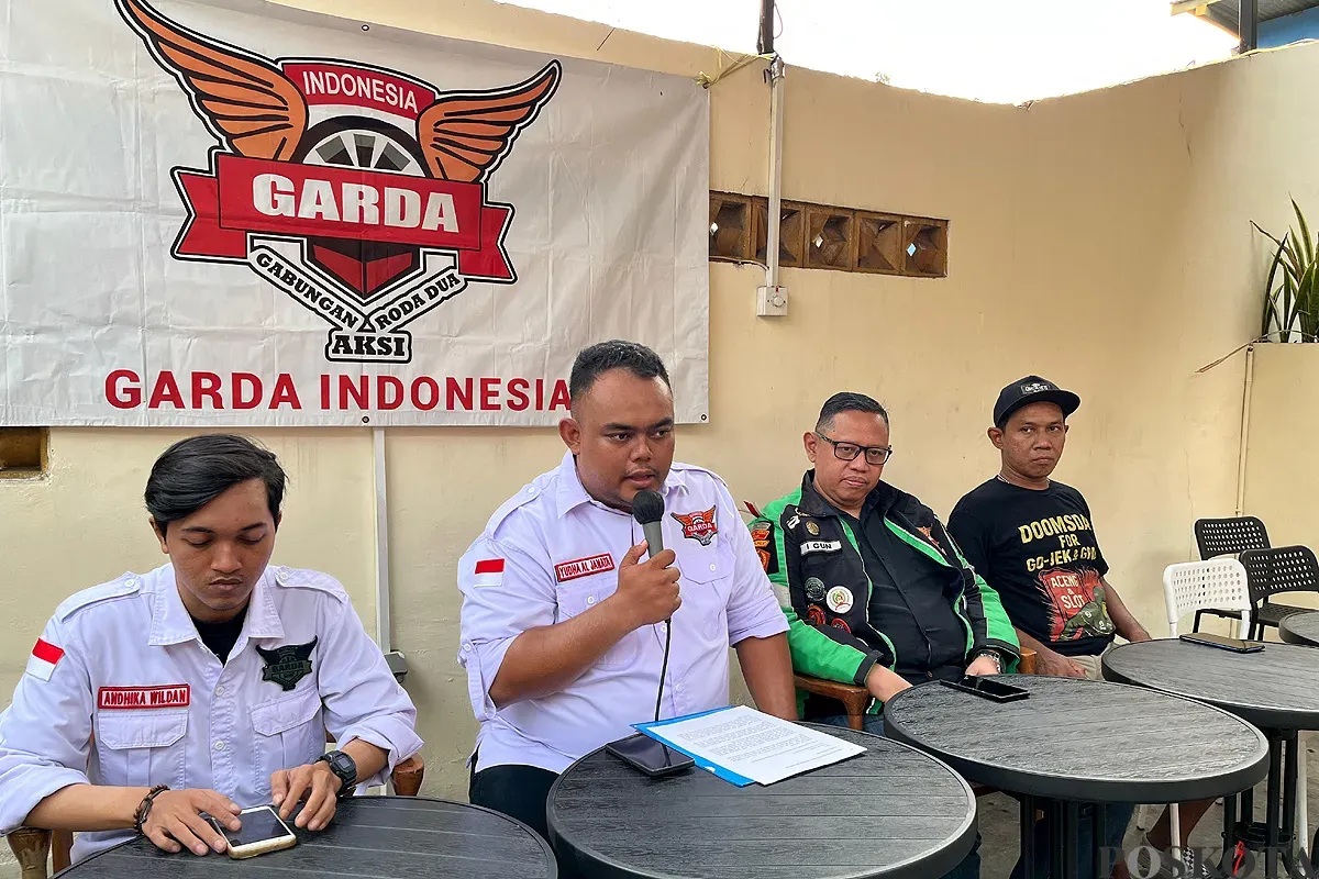 Asosiasi Pengemudi Ojol GARDA Indonesia saat memberikan pernyataan kepada media pada Sabtu, 21 Juni 2025, terkait rencana aksi unjuk rasa yang bakal digelar di Istana Presiden. (Sumber: POSKOTA | Foto: Pandi Ramedhan)