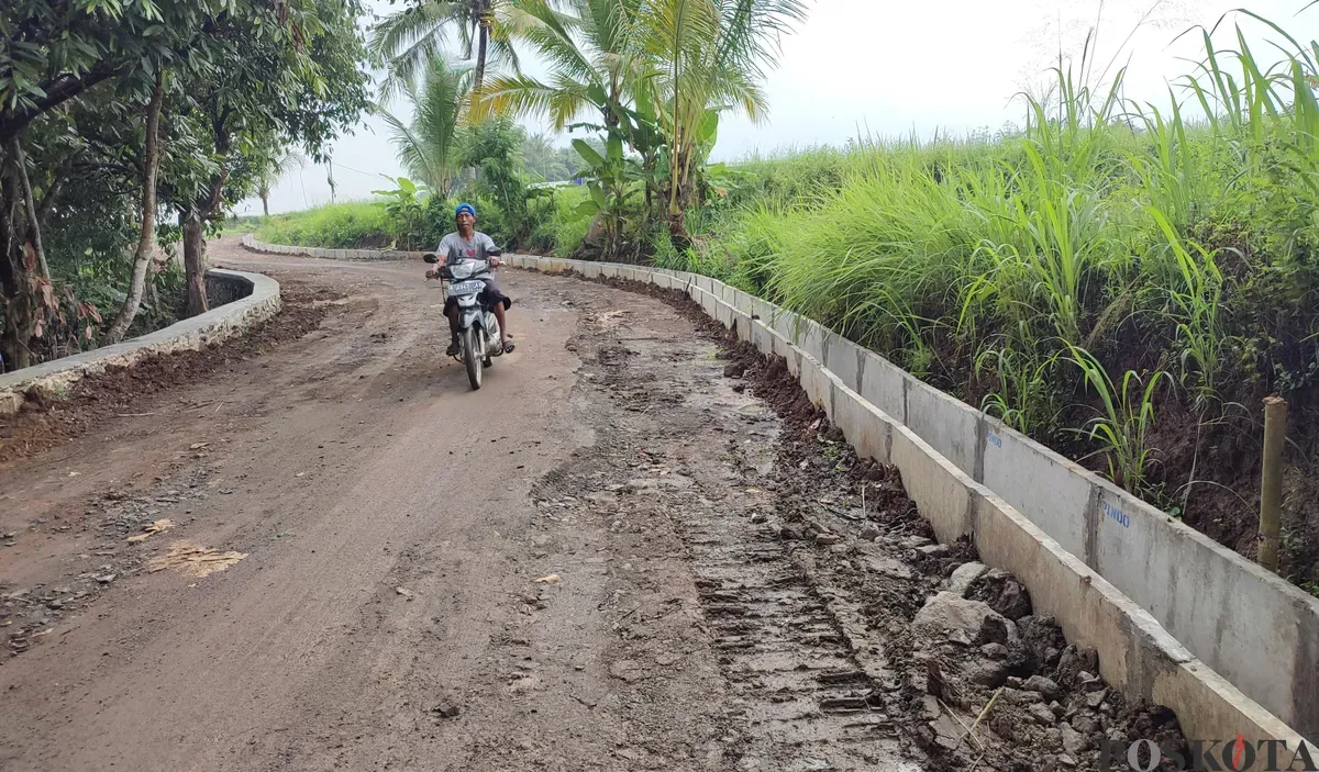 Salah satu proyek pembangunan jalan oleh DPUPR Pandeglang tahun 2024 yang jadi temuan BPK RI perwakilan Banten. (Sumber: Poskota/Samsul Fatoni)