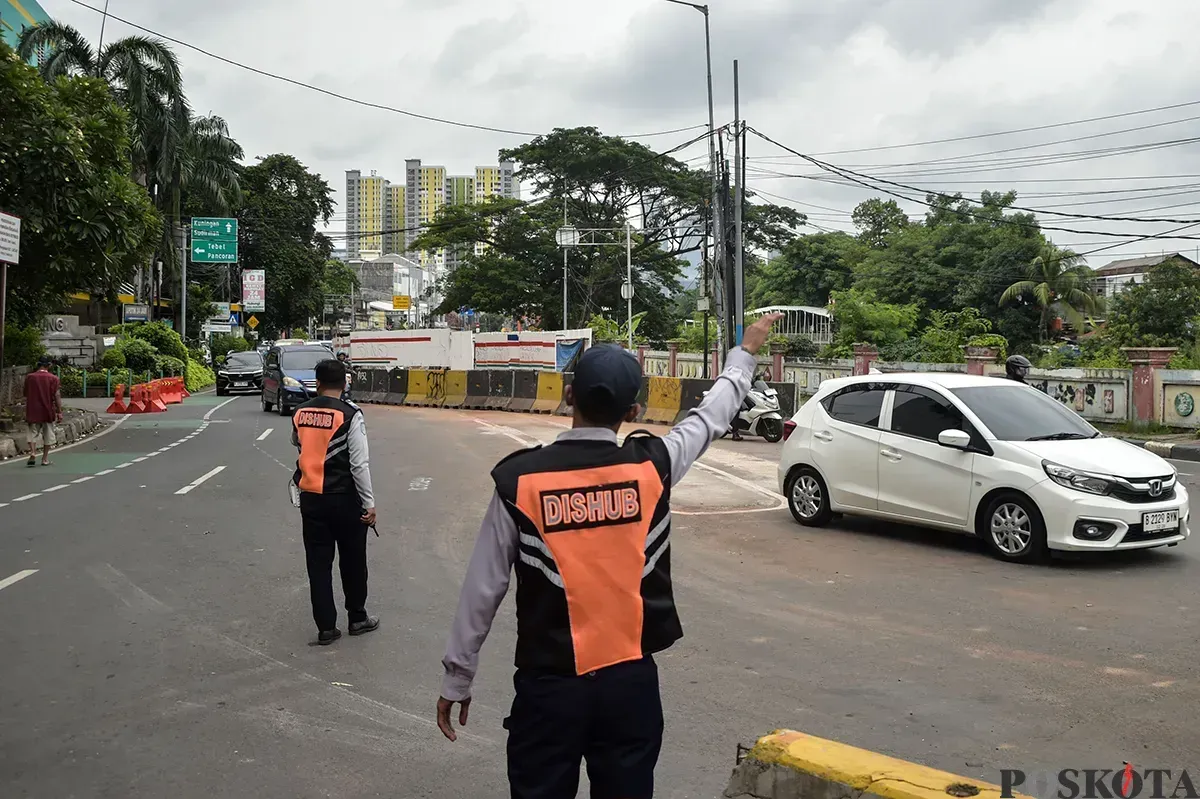 Petugas Dinas Perhubungan (DISHUB) DKI Jakarta mengatur rekayasa lau lintas (Sumber: Poskota/Bilal Nugraha Ginanjar)