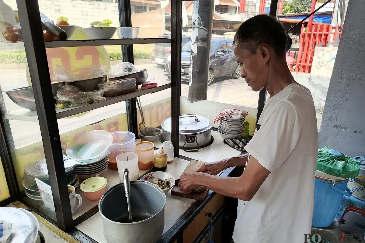 Soto Babat dan Ayam 68, salah satu tempat kuliner di Ciputat Timur, Tangsel, yang recommended. (Sumber: POSKOTA | Foto: Ali Mansur)