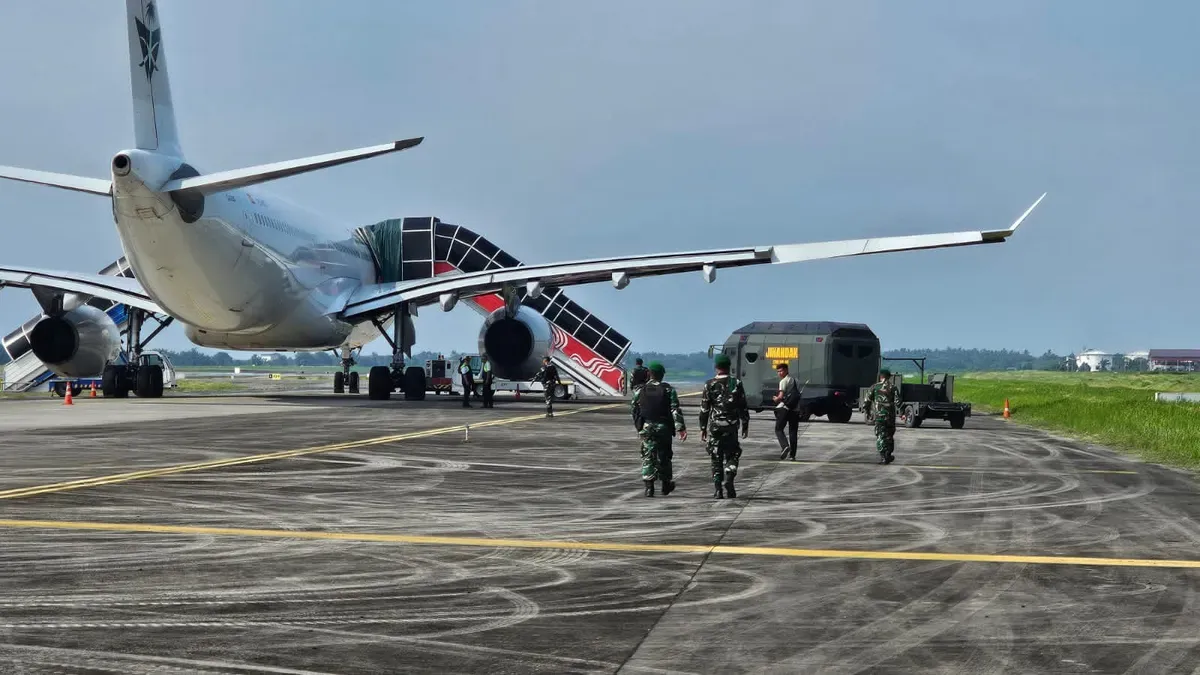 Pesawat Saudi Airlines mendarat darurat di Bandara Internasional Kualanamu, Deli Serdang, Sumatera Utara, akibat teror bom, pada Sabtu, 21 Juni 2025. (Sumber: Dok Kodam I/Bukit Barisan)