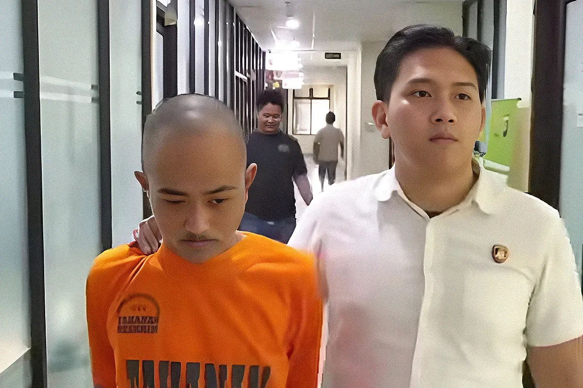 Ezra, 23 tahun, pelaku penganiayaan terhadap ibu kandungnya sendiri di Bekasi Jaya, Kecamatan Bekasi Timur, Kota Bekasi, ditahan di Polres Metro Bekasi Kota. (Sumber: Istimewa)