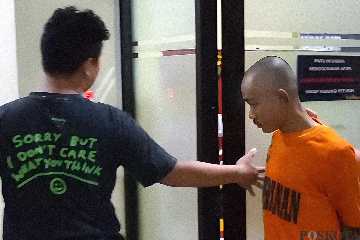 Ezra, pelaku penganiayaan terhadap ibu kandungnya sendiri di Bekasi ditahan Polres Metro Bekasi Kota. (Sumber: POSKOTA | Foto: Nurpini Aulia Rapika)