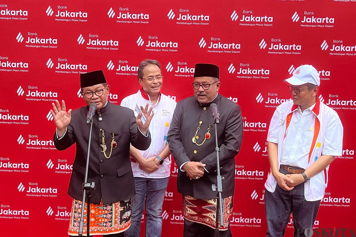 Gubernur Jakarta, Pramono Anung, meresmikan perubahan identitas Bank DKI menjadi Bank Jakarta di Taman Literasi, Jaksel, Minggu, 22 Juni 2025. (Sumber: POSKOTA | Foto: Pandi Ramedhan)