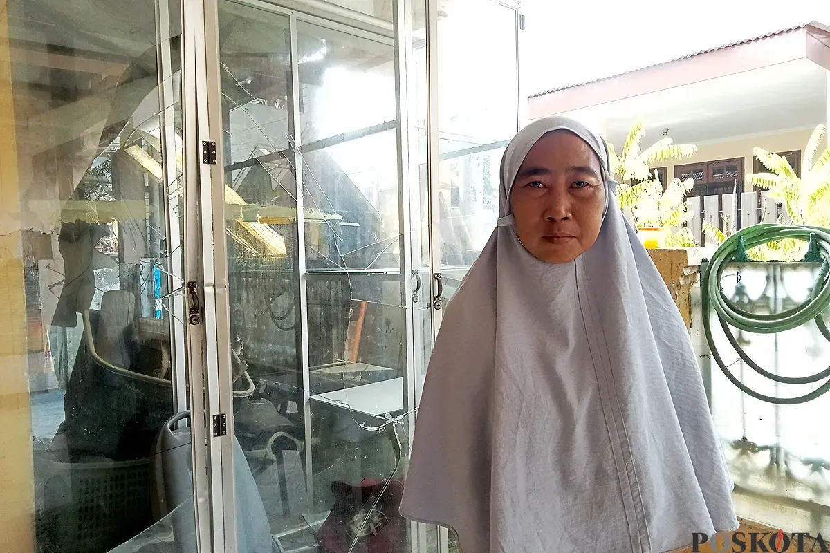 Meilanie Setiya Ningsih, 46 tahun, warga Bekasi Jaya, Kecamatan Bekasi Timur, Kota Bekasi yang menjadi korban kekerasan oleh anak kandungnya. (Sumber: POSKOTA | Foto: Nurpini Aulia Rapika)