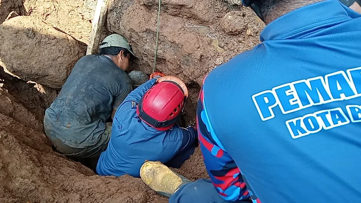 Proses evakuasi korban tertimbun longsor oleh petugas Damkar di Gang Aut, Kelurahan Gudang, Bogor Tengah, Kota Bogor. (Sumber: Damkar Kota Bogor)