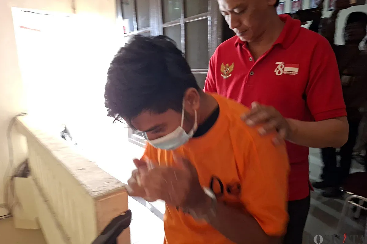NJRD, tersangka kasus penjualan obat keras yang diamankan Polsek Cinere, Depok. (Sumber: POSKOTA | Foto: Angga Pahlevi)
