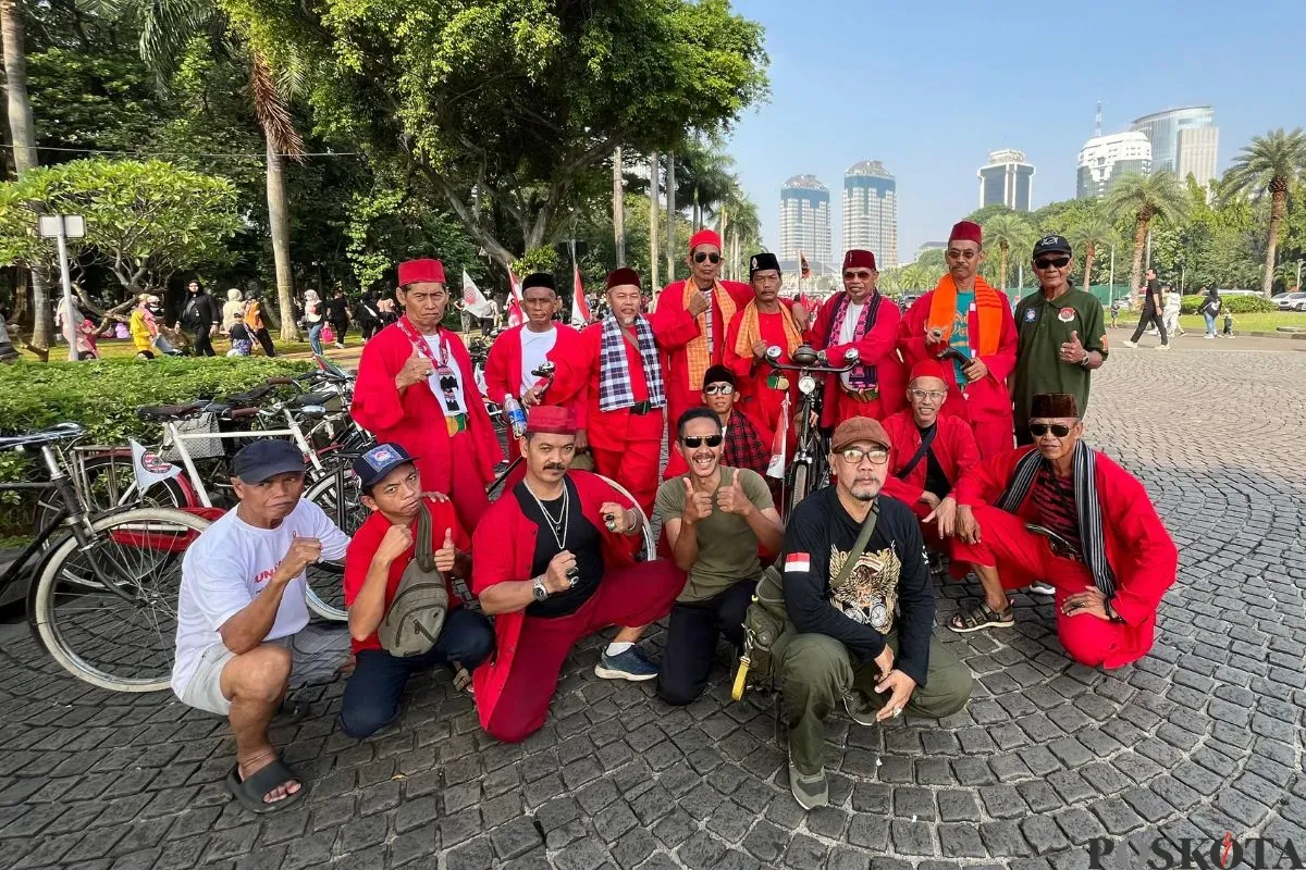 Para komunitas Sepeda Ontel Oren di kawasan Monas, Jakarta Pusat, Minggu, 22 Juni 2025. (Sumber: Poskota/M. Tegar Jihad)