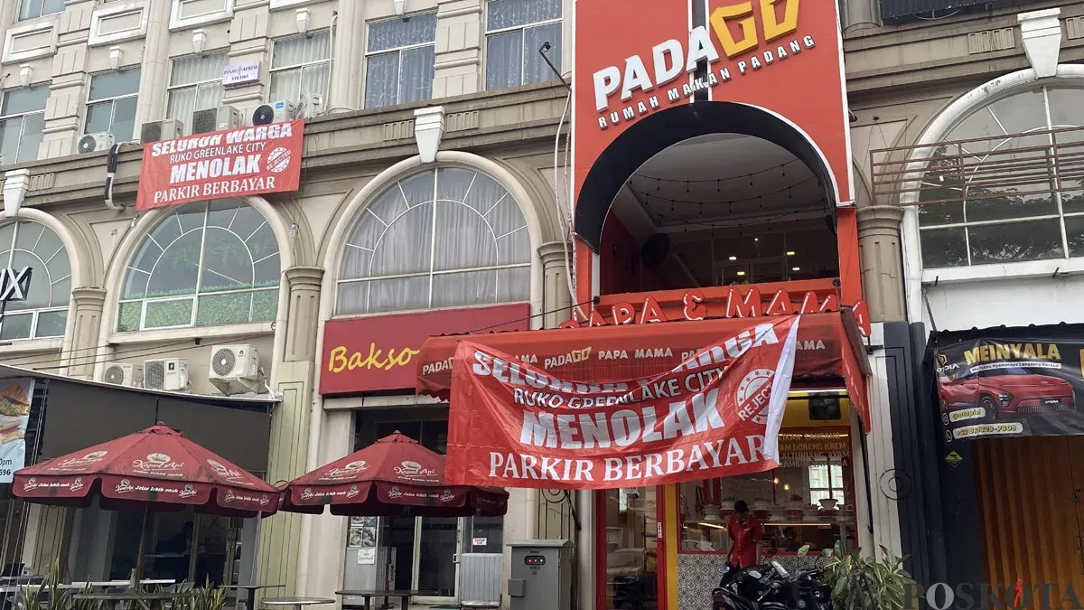 Spanduk penolakan sistem parkir berbayar mewarnai ruko yang berada di kawasan Green Lake City, Kecamatan Cipondoh, Kota Tangerang pada Minggu, 22 Juni 2025. (Sumber: POSKOTA | Foto: Primayanti)