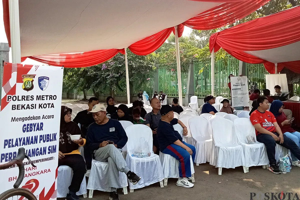 Masyarakat antre untuk mendapatkan pelayanan perpanjangan SIM di Plaza Patriot Candrabaga pada Minggu, 22 Juni 2025. (Sumber: POSKOTA | Foto: Nurpini Aulia Rapika)