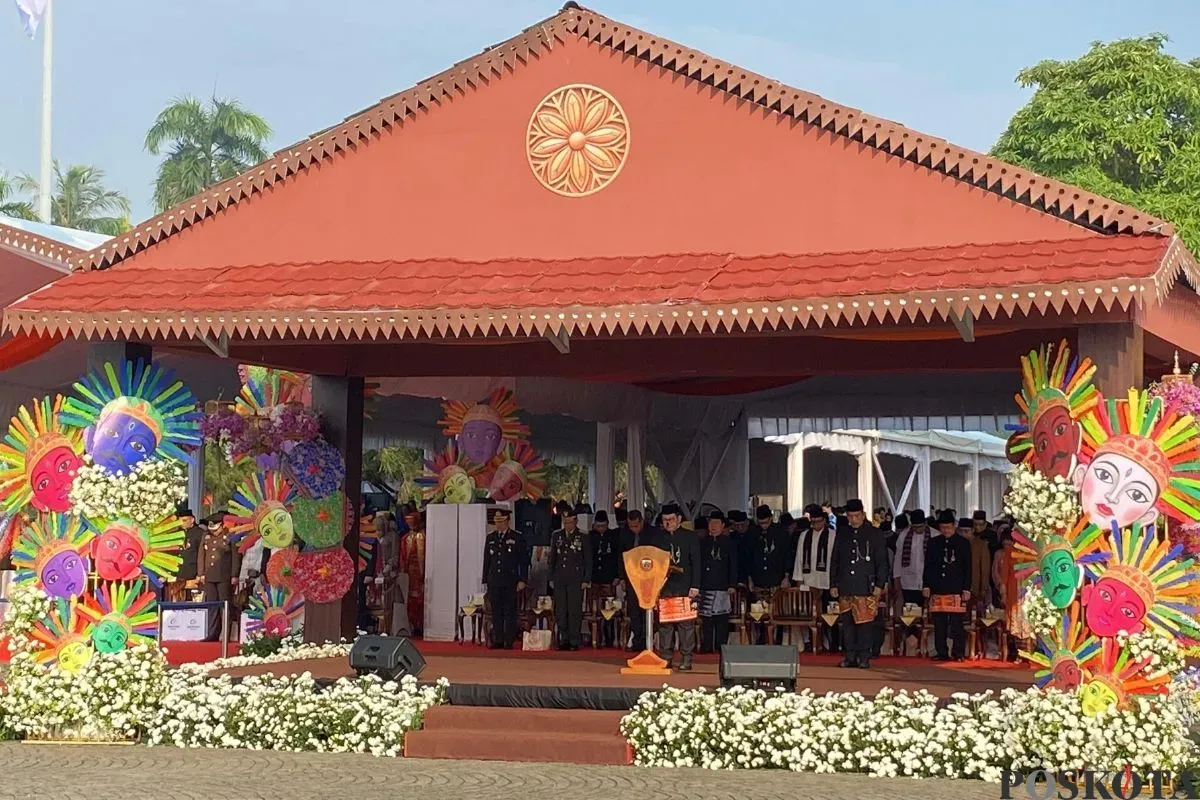 Gubernur Jakarta, Pramono Anung menyampaikan amanat dalam upacara HUT DKI Jakarta ke-498 di Monas, Jakarta Pusat, Minggu, 22 Juni 2025. (Sumber: Poskota/M. Tegar Jihad)