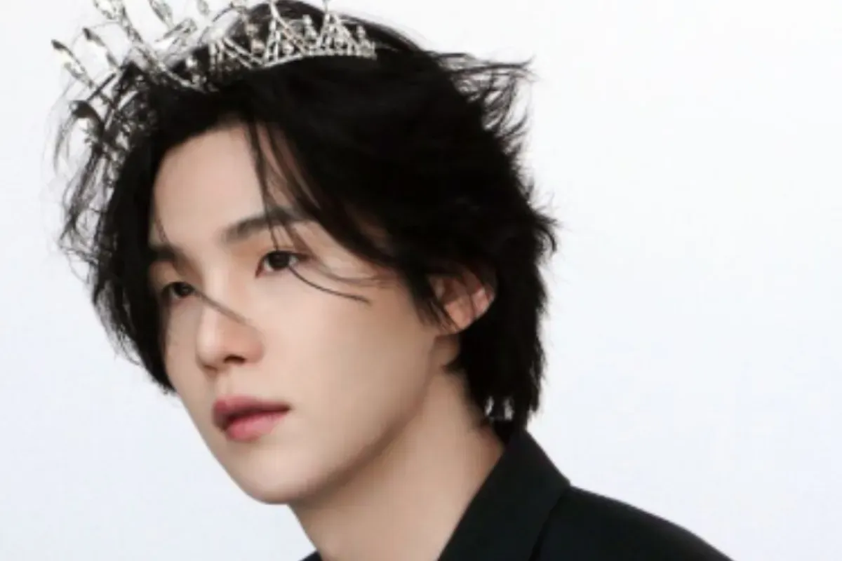 Potret Suga BTS yang sudah menyelesaikan wajib militer (wamil) serta meminta maaf kepada penggemarnya, ARMY. (Sumber: X/@AboutMusicYT)