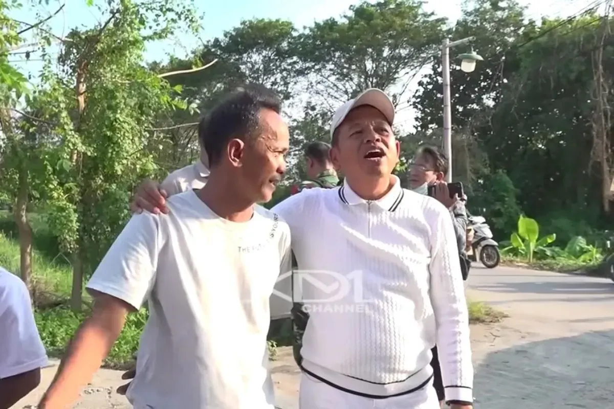 Dedi Mulyadi saat meninjau area sekitar bantaran Sungai Kalibagus yang akan segera ditertibkan. (Sumber: YouTube/Dedi Mulyadi Channel)