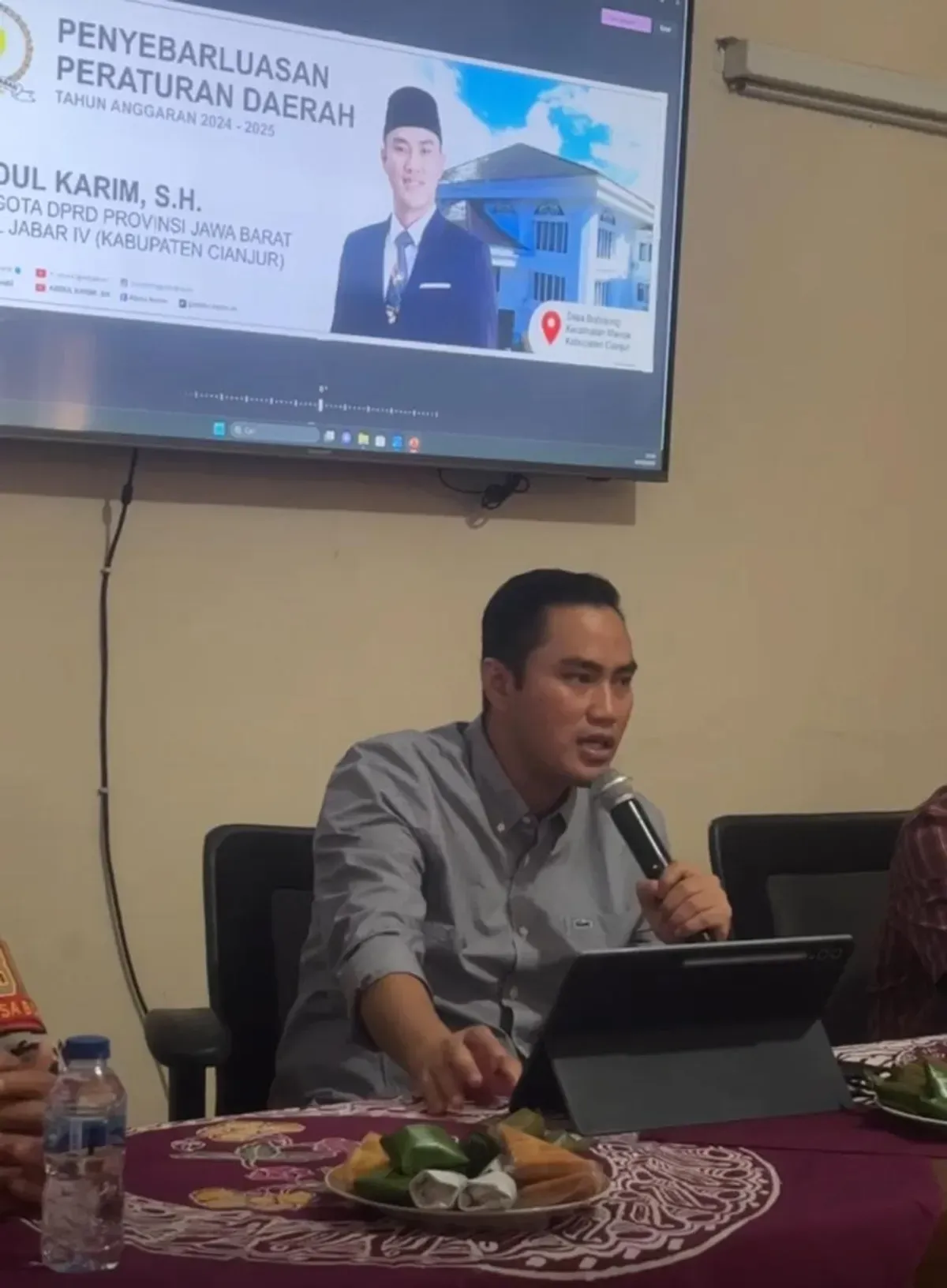 Anggota Komisi IV DPRD Provinsi Jawa Barat, Abdul Karim, saat menggelar sosialisasi Perda Pedoman Pelayanan Kepemudaan di Desa Sukasirna, Kecamatan Campakamulya, Kabupaten Cianjur. (Sumber: Dok. DPRD Jabar)
