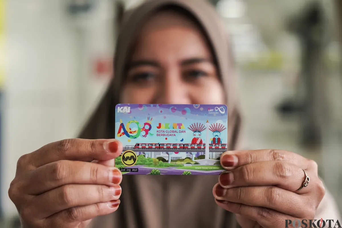 Abang dan None DKI Jakarta membagikan kartu multi trip (KMT) gratis di Stasiun LRT Dukuh Atas, Jakarta, Senin, 23 Juni 2025. (Sumber: Poskota/Bilal Nugraha Ginanjar)