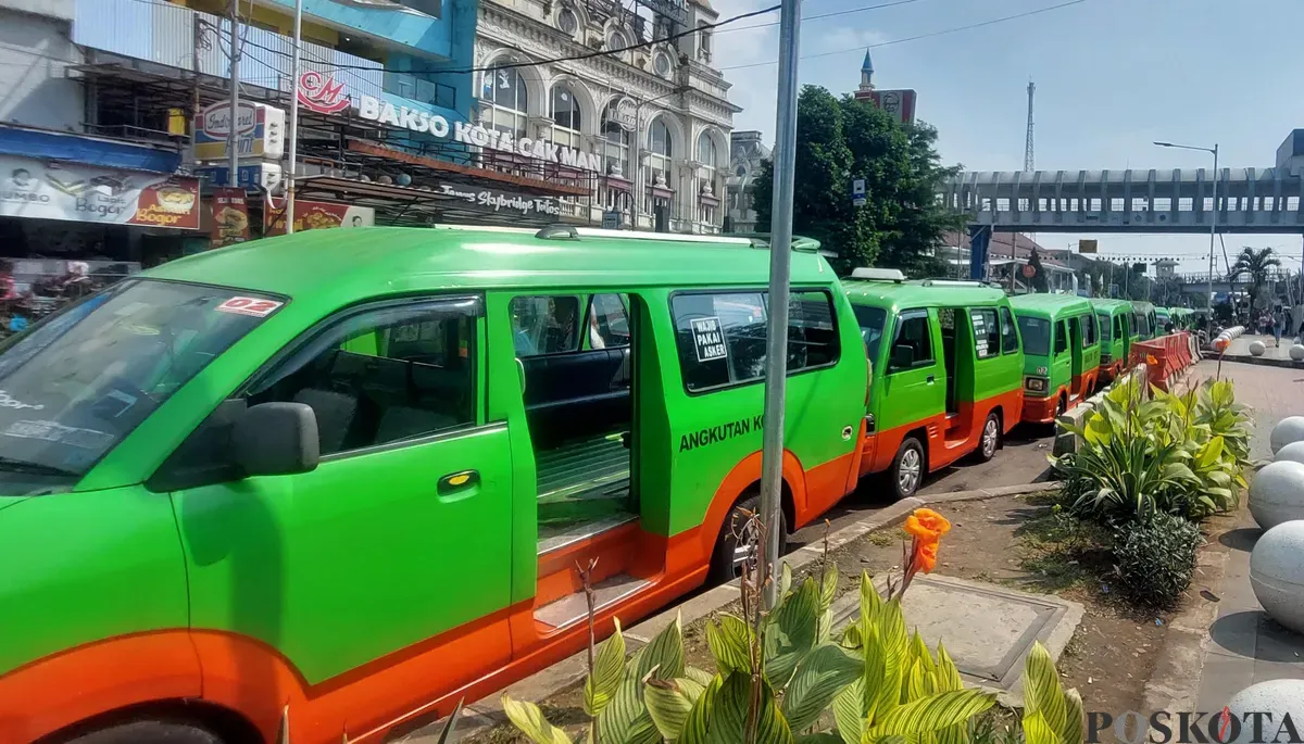 Sejumlah angkutan kota (angkot) yang kedapati sedang ngetem atau melakukan parkir liar di kawasan sekitar Alun-Alun Kota Bogor tepatnya di kawasan sekitar Jalan Kapten Muslihat. (Sumber: Poskota/Nurpini Aulia Rapika)