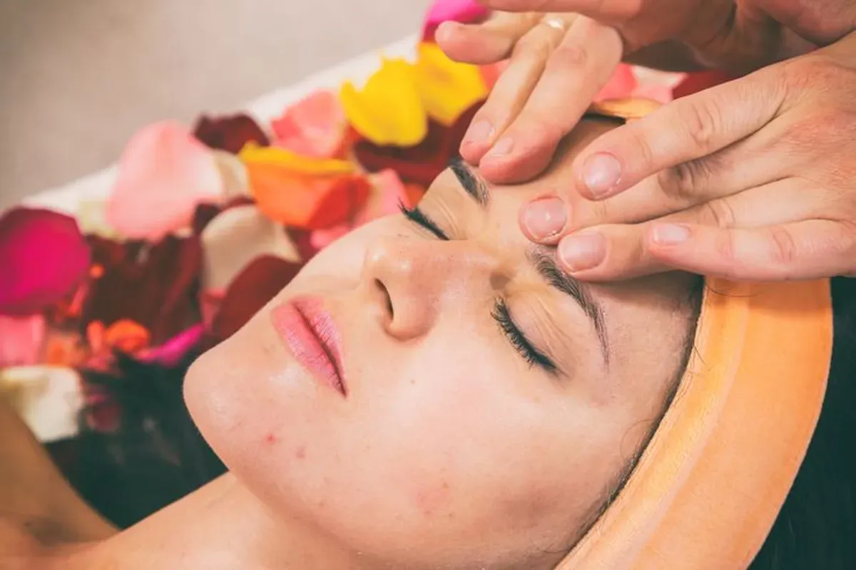 Pensiunan PNS tetap bisa tampil awet muda dengan rangkaian produk skincare yang tepat dan gaya hidup sehat. (Sumber: Pinterest)