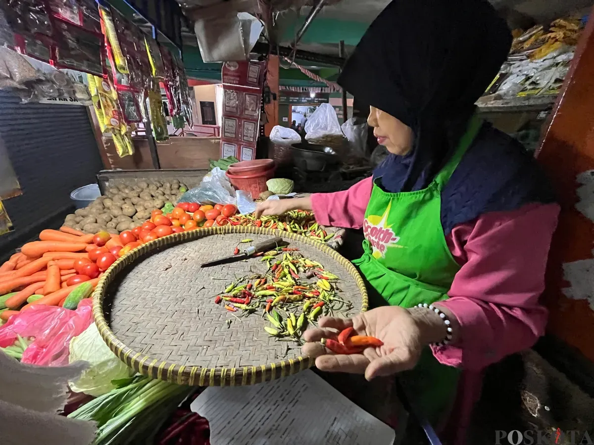 Pedagang tradisional di Pasar Slipi, Jakarta Barat, saat menunjukkan kualitas cabai yang dijual, Senin, 23 Juni 2025. (Sumber: Poskota/Pandi Ramedhan)