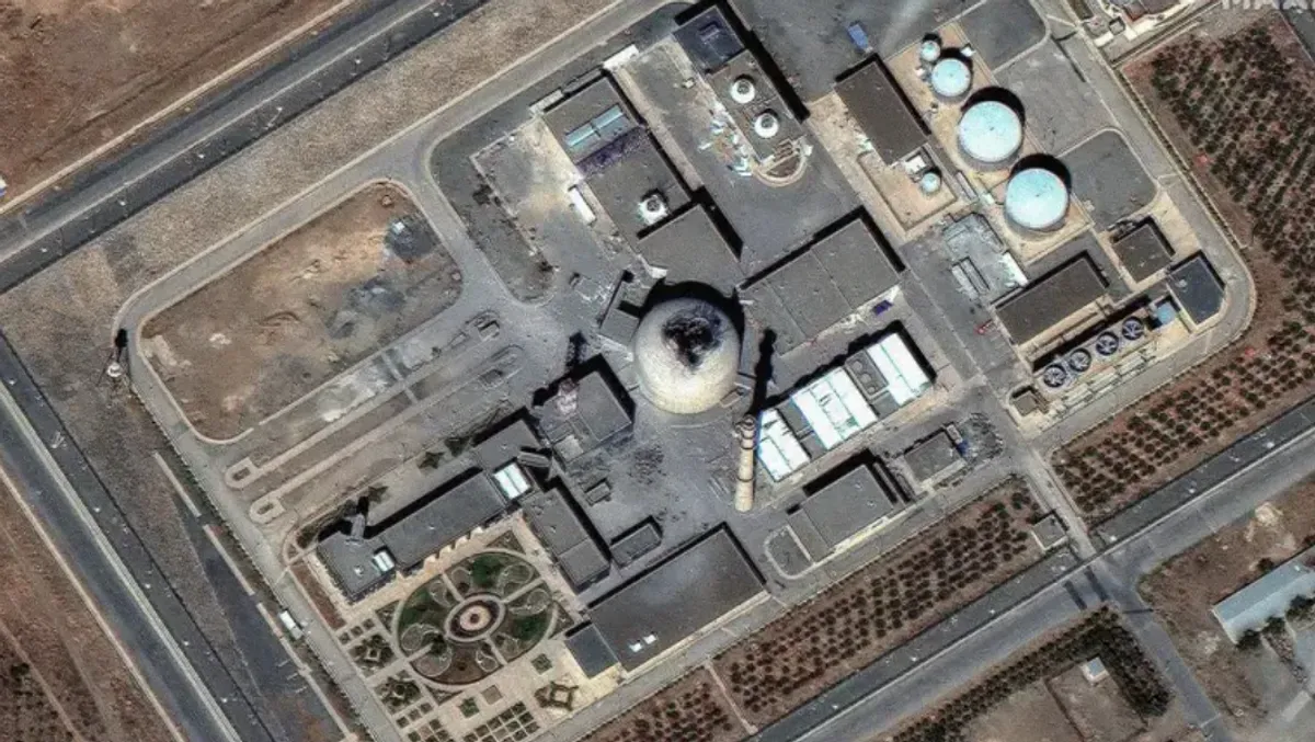 Foto satelit menunjukkan kerusakan signifikan di fasilitas nuklir Iran setelah serangan presisi Amerika Serikat, menandai eskalasi militer terbesar sejak Revolusi Iran 1979. (Sumber: Getty Images/MaxarTechnologies)