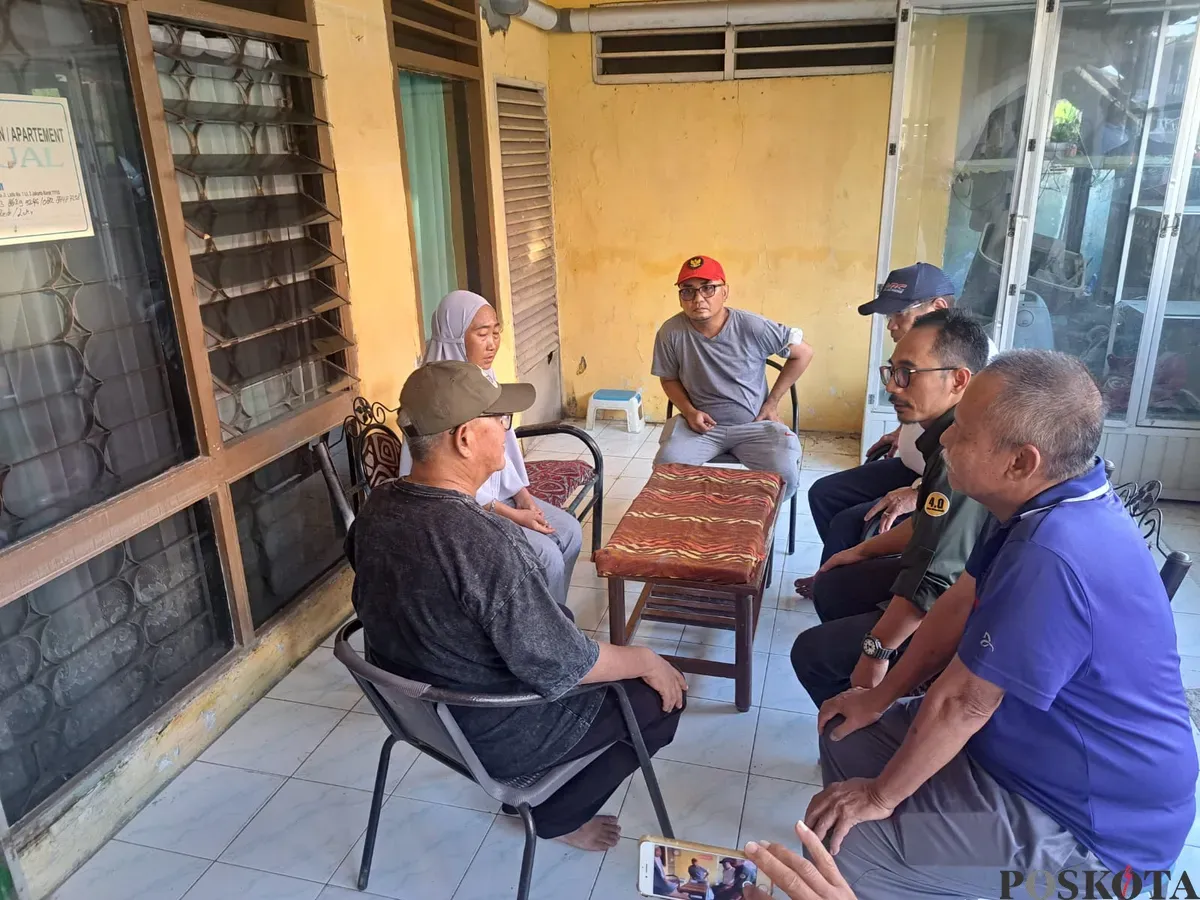 Wakil Ketua Komisi III DPRD Kota Bekasi, Alit Jamaluddin bersama perangkat desa menyambangi kediaman Meilanie, ibu di Bekasi Timur yang dianiaya anak kandungnya pada Senin, 23 Juni 2025. (Sumber: POSKOTA | Foto: Nurpini Aulia Rapika)