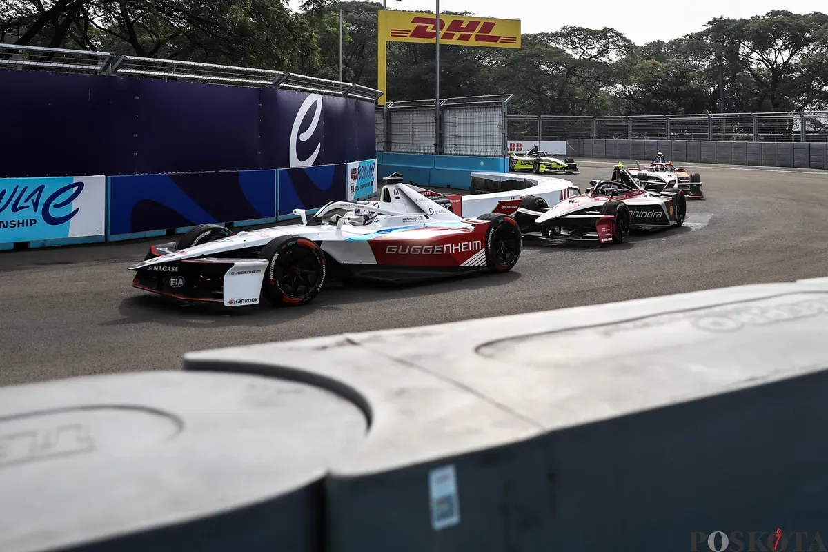 Sejumlah pembalap memacu kecepatan saat mengikuti balapan Formula E World Championship musim ke-11 di Jakarta International E-Prix Circuit (JIEC), Ancol, Jakarta, Sabtu, 21 Juni 2025. (Sumber: Poskota/Bilal Nugraha Ginanjar)