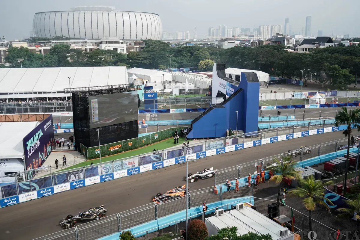 Sejumlah pembalap memacu kecepatan saat mengikuti balapan Formula E World Championship musim ke-11 di Jakarta International E-Prix Circuit (JIEC), Ancol, Jakarta, Sabtu, 21 Juni 2025. (Sumber: Poskota/Bilal Nugraha Ginanjar)
