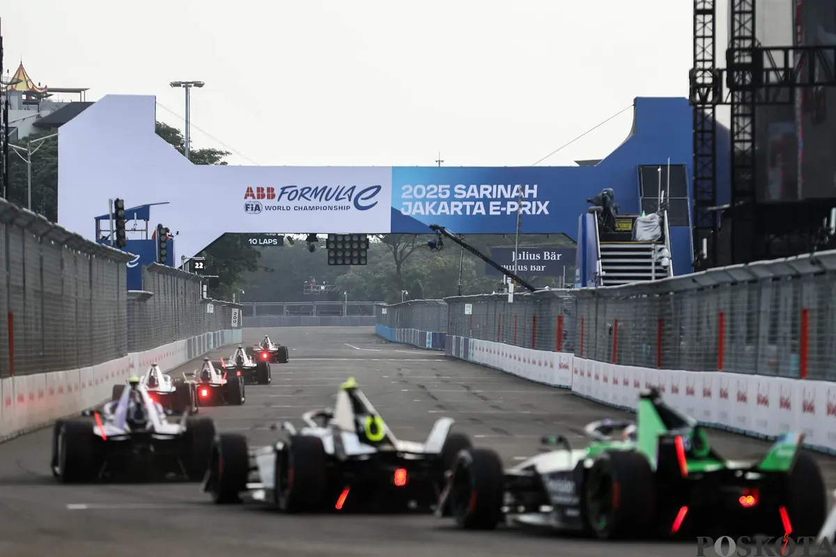 Sejumlah pembalap memacu kecepatan saat mengikuti balapan Formula E World Championship musim ke-11 di Jakarta International E-Prix Circuit (JIEC), Ancol, Jakarta, Sabtu, 21 Juni 2025. (Sumber: Poskota/Bilal Nugraha Ginanjar)