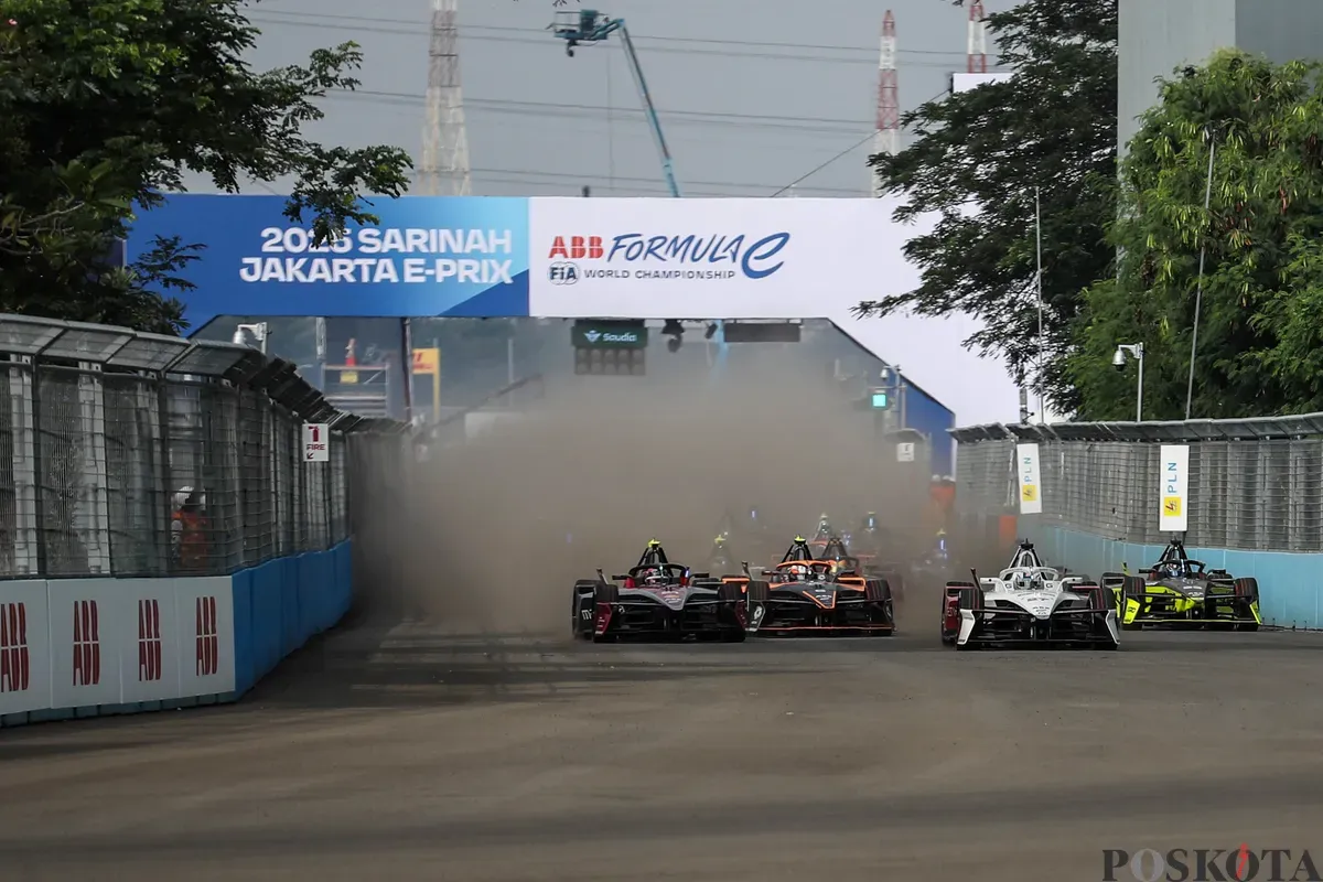 Sejumlah pembalap memacu kecepatan saat mengikuti balapan Formula E World Championship musim ke-11 di Jakarta International E-Prix Circuit (JIEC), Ancol, Jakarta, Sabtu, 21 Juni 2025. (Sumber: Poskota/Bilal Nugraha Ginanjar)