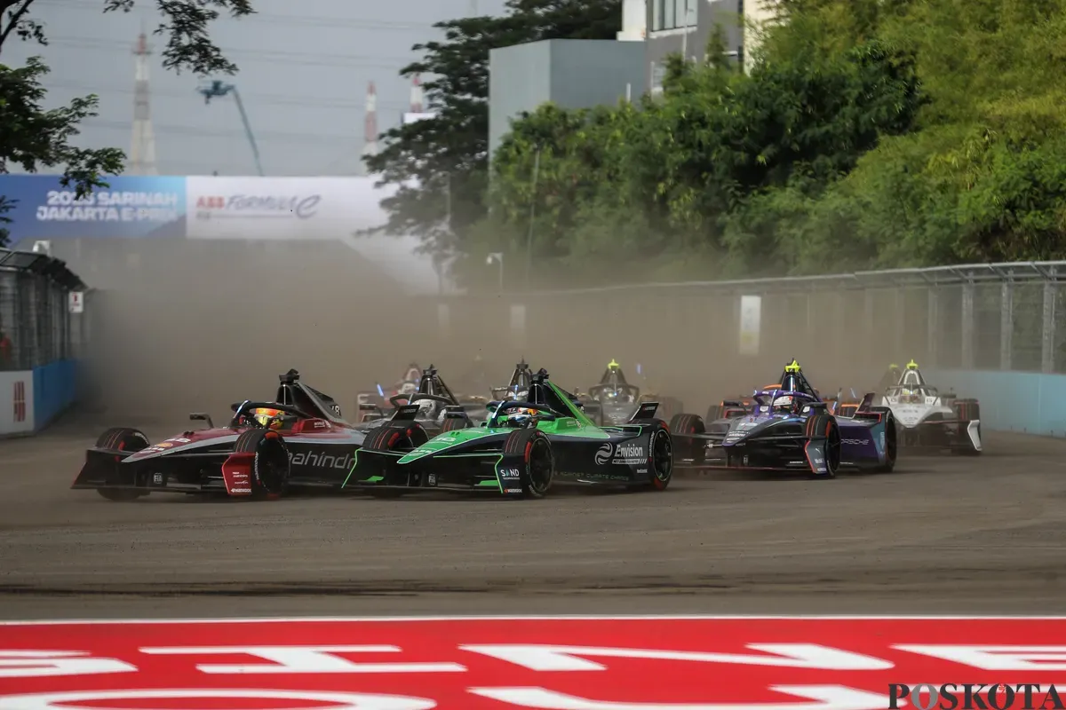Sejumlah pembalap memacu kecepatan saat mengikuti balapan Formula E World Championship musim ke-11 di Jakarta International E-Prix Circuit (JIEC), Ancol, Jakarta, Sabtu, 21 Juni 2025. (Sumber: Poskota/Bilal Nugraha Ginanjar)