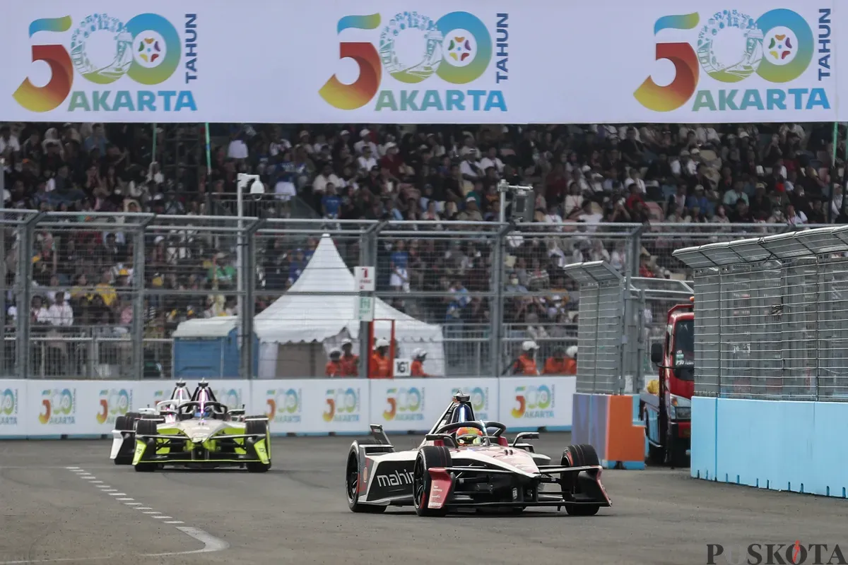 Sejumlah pembalap memacu kecepatan saat mengikuti balapan Formula E World Championship musim ke-11 di Jakarta International E-Prix Circuit (JIEC), Ancol, Jakarta, Sabtu, 21 Juni 2025. (Sumber: Poskota/Bilal Nugraha Ginanjar)