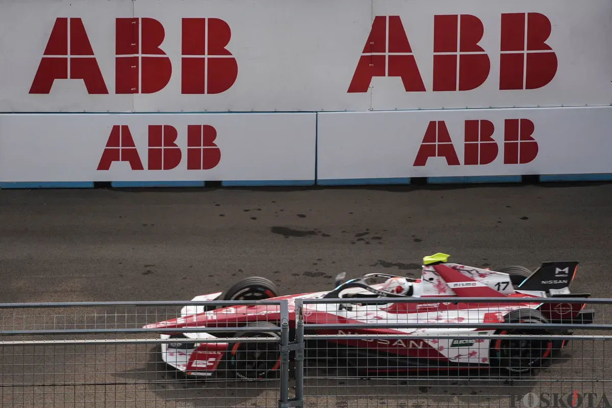 Sejumlah pembalap memacu kecepatan saat mengikuti balapan Formula E World Championship musim ke-11 di Jakarta International E-Prix Circuit (JIEC), Ancol, Jakarta, Sabtu, 21 Juni 2025. (Sumber: Poskota/Bilal Nugraha Ginanjar)