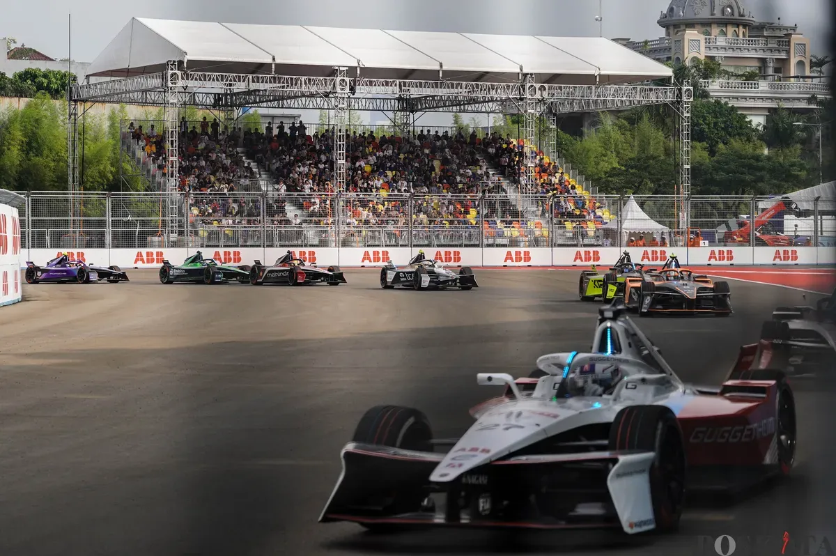 Sejumlah pembalap memacu kecepatan saat mengikuti balapan Formula E World Championship musim ke-11 di Jakarta International E-Prix Circuit (JIEC), Ancol, Jakarta, Sabtu, 21 Juni 2025. (Sumber: Poskota/Bilal Nugraha Ginanjar)