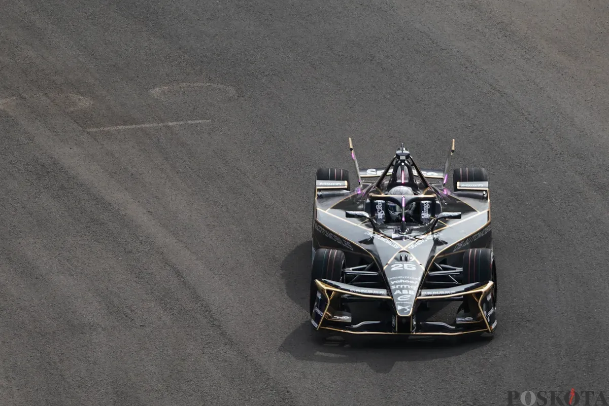 Sejumlah pembalap memacu kecepatan saat mengikuti balapan Formula E World Championship musim ke-11 di Jakarta International E-Prix Circuit (JIEC), Ancol, Jakarta, Sabtu, 21 Juni 2025. (Sumber: Poskota/Bilal Nugraha Ginanjar)