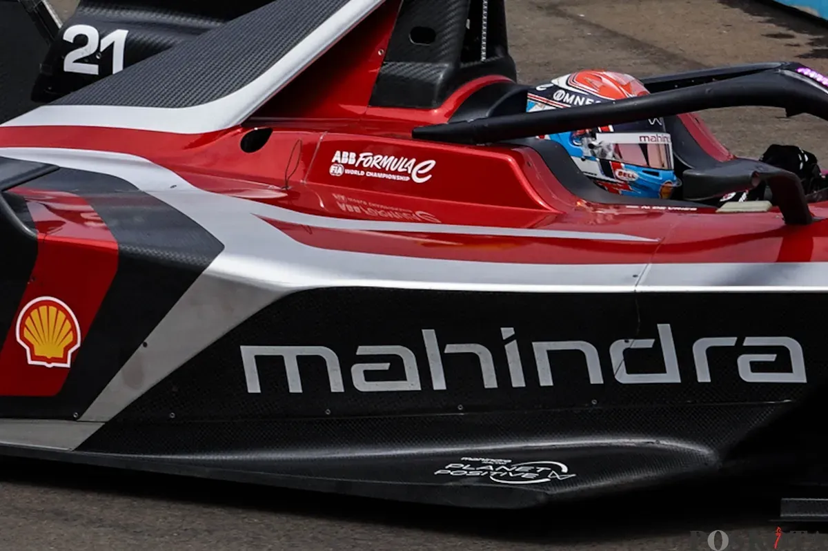 Sejumlah pembalap memacu kecepatan saat mengikuti balapan Formula E World Championship musim ke-11 di Jakarta International E-Prix Circuit (JIEC), Ancol, Jakarta, Sabtu, 21 Juni 2025. (Sumber: Poskota/Bilal Nugraha Ginanjar)
