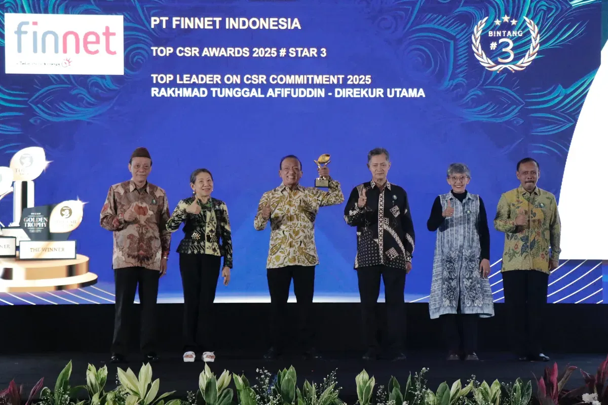 Direktur Utama Finnet Rakhmad Tunggal Afifuddin saat menerima penghargaan dalam ajang TOP CSR Awards 2025 di Ballroom Raffles Hotel Jakarta, kemarin. (Sumber: Dok. Telkom)