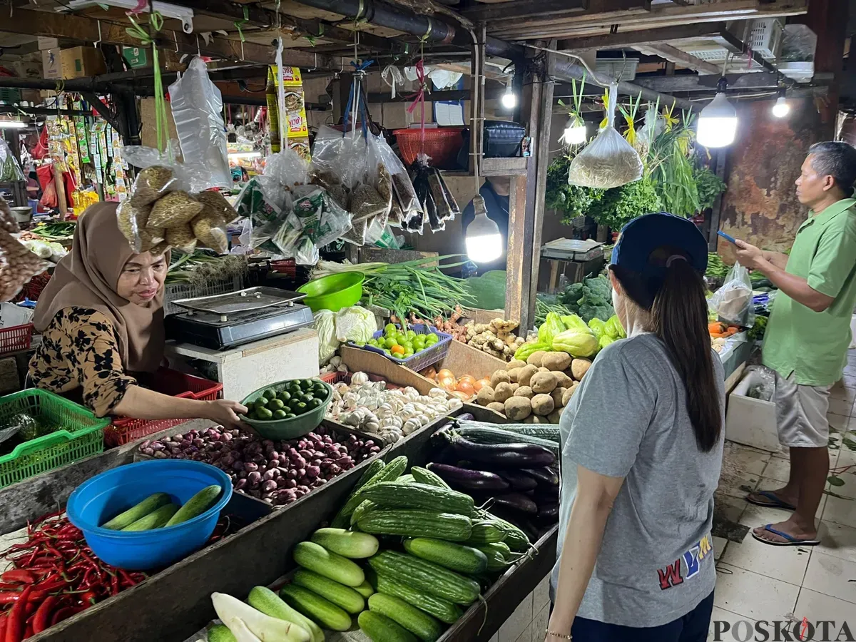 Suasana di pasar tradisional Tomang Barat, Grogol Petamburan, Jakarta Barat, Senin, 23 Juni 2025. Harga cabai dan sayur alami kenaikan. (Sumber: Poskota/Pandi Ramedhan)