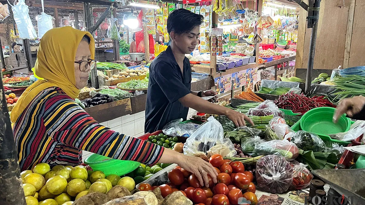 Suasana di pasar tradisional Tomang Barat, Grogol Petamburan, Jakarta Barat, Senin, 23 Juni 2025. (Sumber: POSKOTA | Foto: Pandi Ramedhan)