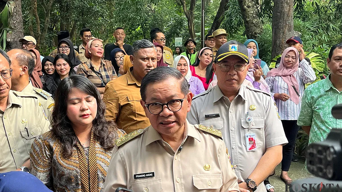 Gubernur Jakarta, Pramono Anung saat meninjau Hutan Kota Srengseng di Kembangan, Jakarta Barat, Senin, 23 Juni 2025. (Sumber: POSKOTA | Foto: Pandi Ramedhan)