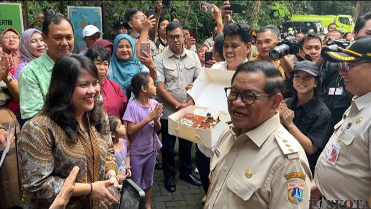 Gubernur Jakarta, Pramono Anung saat mendoakan Wakil Ketua DPRD Ima Mahdiah saat ulang tahun di Hutan Kota Srengseng, Jakarta Barat, Senin, 23 Juni 2025. (Sumber: POSKOTA | Foto: Pandi Ramedhan)