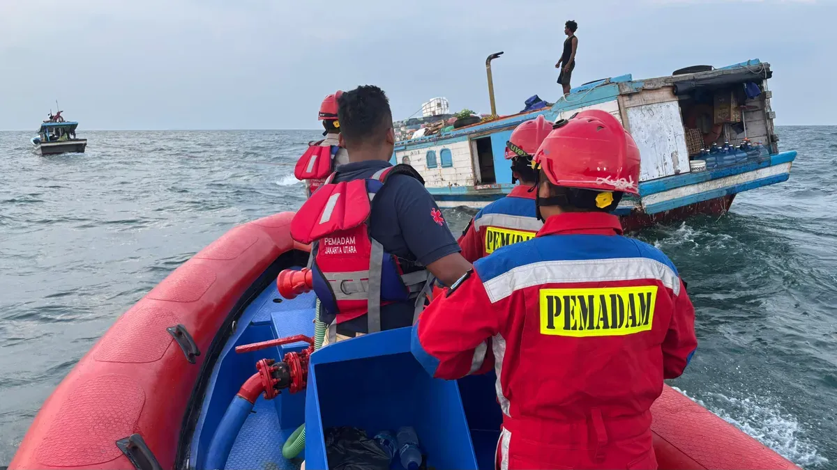 Petugas evakuasi penumpang kapal yang alami mati mesin di perairan Kepulauan Seribu, Senin, 23 Juni 2025. (Sumber: Damkar)