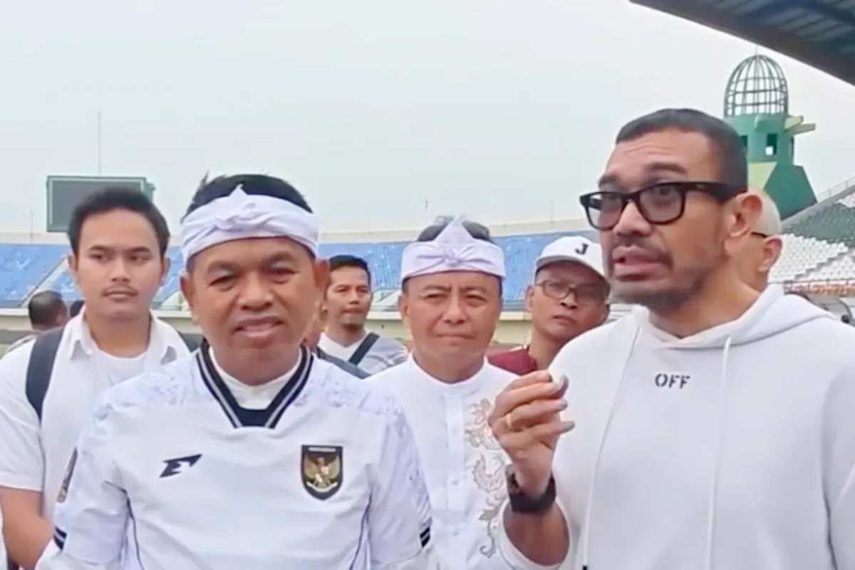 Potret Dedi Mulyadi (kiri) dan Arya Sinulingga (kanan) saat berada di Stadion Jalak Harupat. (Sumber: Instagram/ Dedi Mulyadi)