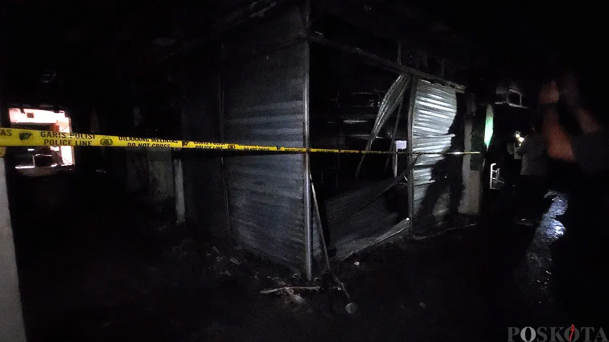 Area Basement Blok B2 Pasar Kebon Kembang, Kota Bogor tampak berantakan dan gelap total setelah dilanda kebakaran, Senin, 23 Juni 2025. (Sumber: POSKOTA | Foto: Sekar Putri Andini)