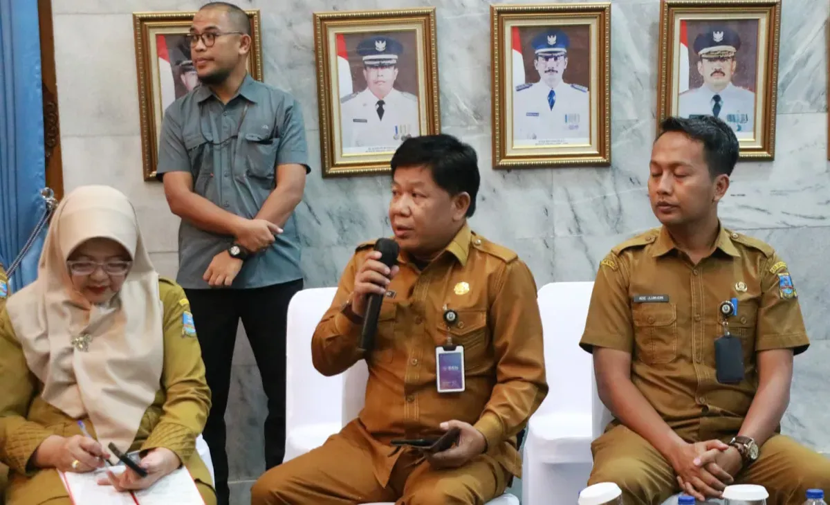 Kepala Diskoumperindag Kabupaten Serang, Adang Rahmat memberikan keterangan pers, Senin, 23 Juni 2025. (Sumber: Dok Kominfo Pemkab Serang)