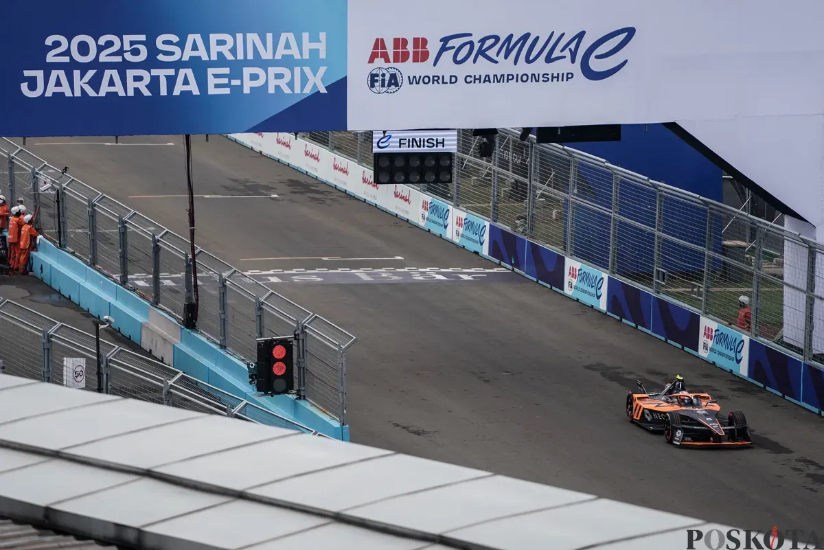 Pembalap tim Neom Mclaren Taylor Barnard memacu kecepatan saat Kualifikasi Formula E World Championship musim ke-11 di Jakarta International E-Prix Circuit (JIEC), Jakarta, Sabtu, 21 Juni 2025. (Sumber: Poskota/Bilal Nugraha Ginanjar)