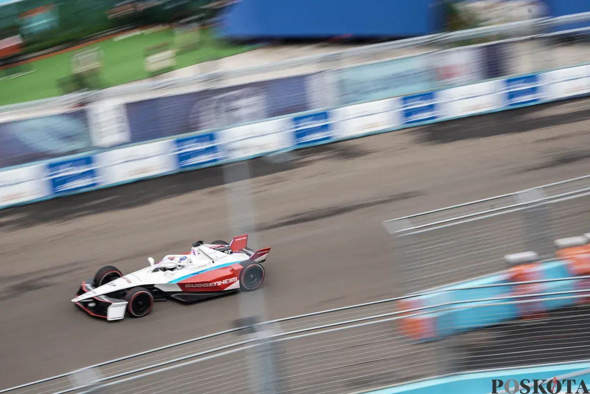 Pembalap tim Mahindra Racing Nyck De Vries memacu kecepatan saat Kualifikasi Formula E World Championship musim ke-11 di Jakarta International E-Prix Circuit (JIEC), Jakarta, Sabtu, 21 Juni 2025. (Sumber: Poskota/Bilal Nugraha Ginanjar)